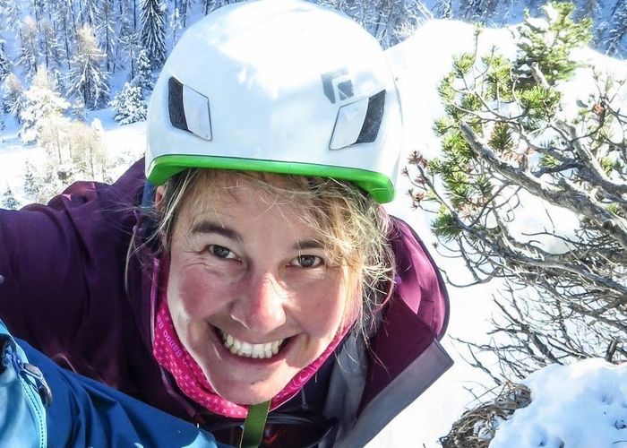 Anne aan het ijsklimmen